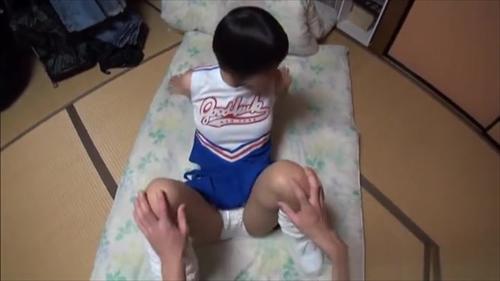 笑顔と鍛えられた健康的な体つき、サポーターと成熟したプレー。