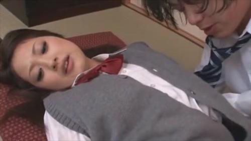 内部では、率直な弟が母親を盗んで、実の妹と性行為に及ぶ。