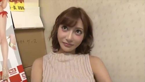 AV女優がAVショップの常連客に性的サービスを施す。