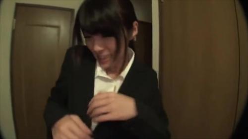 女性が男性の世話をする。