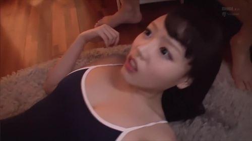 美少女の部屋で起こる、少年の性的な行動