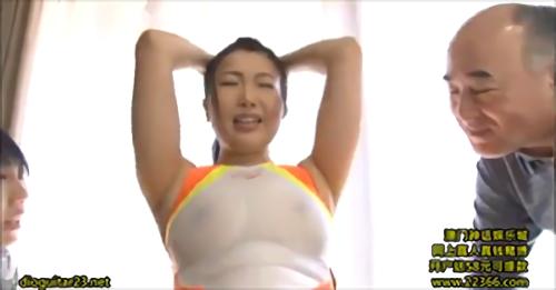 『爆乳』さとみが巡回をしていると突然男に襲われてしまう、翌日、ゴミ捨て場の防犯カメラの動画から事件の犯人にされたさとみは、このマンションで！