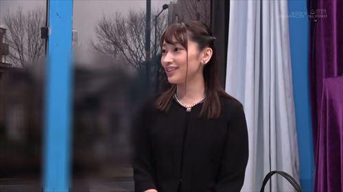 スタイル抜群の喪服姿の看護師が、性的に興奮するミラー越しに男を誘惑