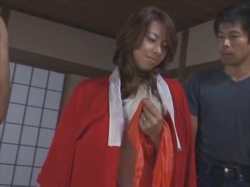 結婚した彼女は、夫が留守中に弟子に拘束されることを望んだ。