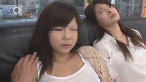 姉たちは清楚で、細い。隠された性欲を満たすために彼らを部屋に誘い、すぐに乱暴に犯した。
