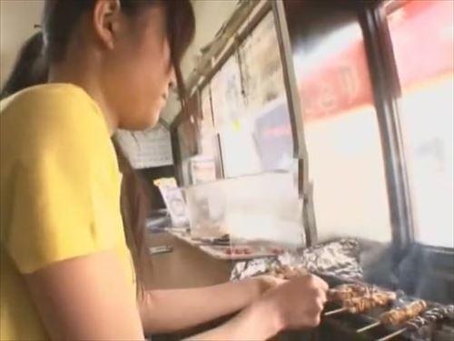 居酒屋で働く女性従業員が男にエロティック的行為をされる