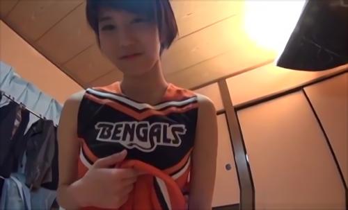 『美少女』爽やかなスマイルと引き締まった健康的身体のJK莉久ちゃんにチア衣装を着せて、たっぷり淫行！大会用正規湯にユニフォームを使用し、その！