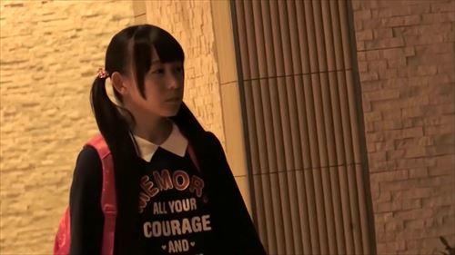 若い男女が異国の地で誘拐される
