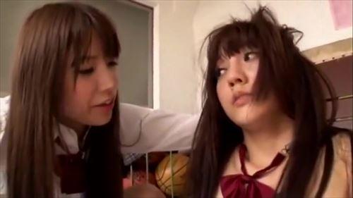 美少女が媚を売るような視線を送り、クラスメイトを惑わす