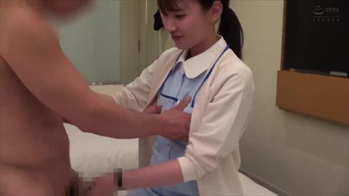 美乳とフェラチオで興奮し、童貞の相手を快感に導く
