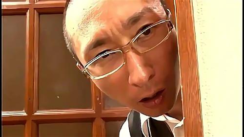 学校で不良になると脅され、彼らを家に招き入れた、そうとは知らない美人母の涼子は、内気な息子に友達ができたと喜んで二人を家に招き入れる！