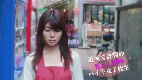 清楚な少女に激しいキスをしながら性器を触れ、彼女の美しい顔色を歪ませた