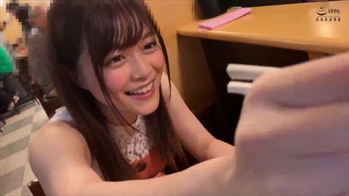 魅力的なボディの女性が、巨根に惹きつけられる