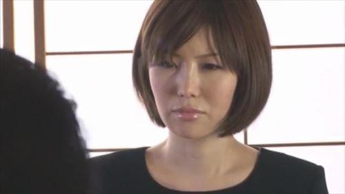 失われた恋の炎が、彼女の心を燃やし続けた。