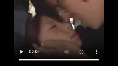 貧乳女子校生がストーカーに襲われ、バスで失禁し気を失う。