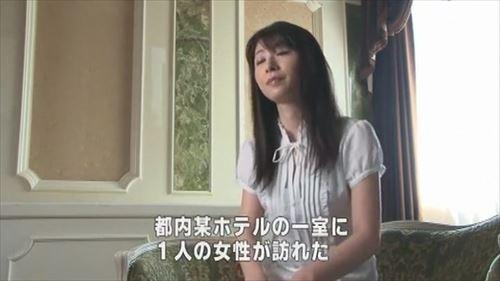 欲情に燃える美しい女性が男を誘惑し、性的奉仕を要求する