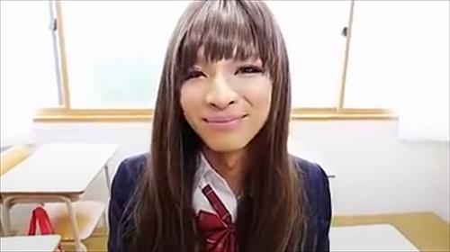 制服着用、ニューハーフ教室でニヤリと笑い、ズボン見せ、気持ち良いインタビュー。