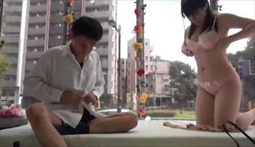 『OL』MM号の中で二人っきりになるとヤリたくても言えなかった男の欲望が炸裂、フレンド同士よりハードルの高い仕事関係の二人は、越えてはイケ！