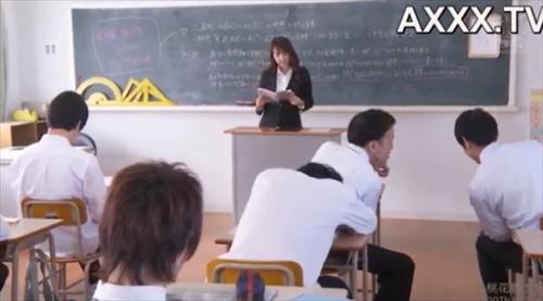 美しい先生は、派手で大きな胸で、青い臭い陰茎を完全に堅くさせる。