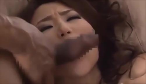 『巨根』若い黒人を誘惑して逆ハメ、我慢できなくなった若者にバスの中で犯され、ホームレスの黒人にチンポをしゃぶられ、黒人が集まるパーティーで！
