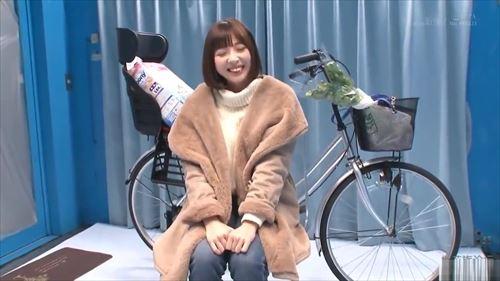 妻は恥ずかしそうに、エロティックな自転車に乗る。その様子は新鮮で、男の心を奪った。
