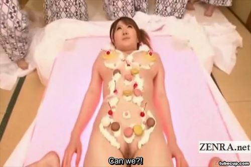 女性たちはその女優の肌が露わになっている姿を興奮した目で見た
