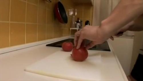 男性器を舐めて精液を受け入れ、若々しい女性が従順なペットとして転落する。