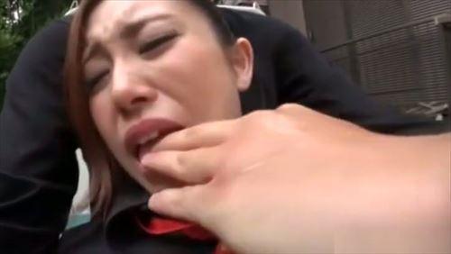 美貌の女性が田園風景の中の家の前にあるトラックの荷台で、身を委ねている.