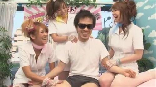 美しい巨乳美女を相手に、性的なマッサージで快感を与える