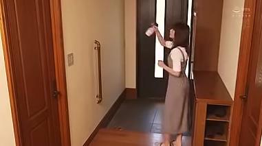 の妻を全裸にして収録！チンポをバックで秘め事ピストン