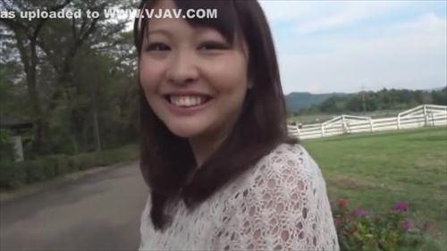 古びた着物姿の女性、年齢を感じさせない働きぶり