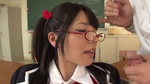 女性が性的な描写に夢中になる様子を思い浮かべて下さい。