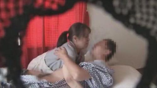 おじいちゃんの言いなりになることを拒めない介護ヘルパーの官能サービス。