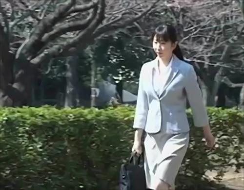 『ヤバイやつ』用を足してくつろいだ彼女に、男はズボンを上げる隙も与えずに襲いかかる、お尻やアソコを触って感じさせ、汁と尿で満たされたアソコに、彼！