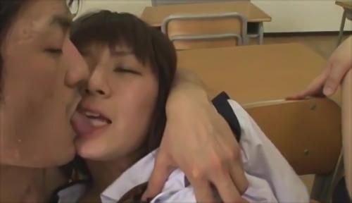 『野中あんり』情欲的な先生達は少女の唇に接吻し、舌を絡ませ唾液を交換する、教室や保健室で所構わず先生達は接吻を求め遂には下半身へと手が伸びていく！