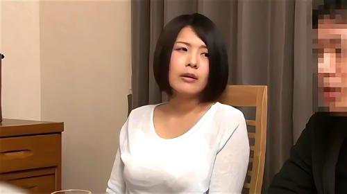 『人妻』まさか自分が結婚するなんて思ってもみなかった男と結婚したかわいい娘？後悔の念を抑えきれない父親が睡眠薬を飲ませ、睡眠薬が効いてくると娘は眠ってしまい、不許可の近親相姦で犯される！