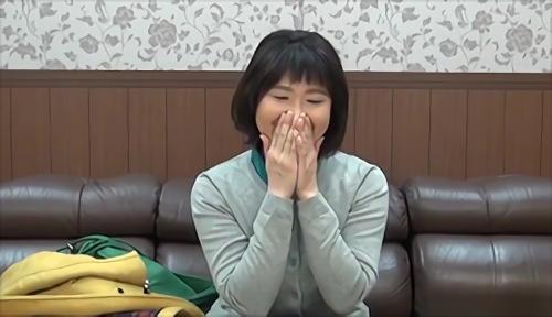 『バック』彼女たちの欲望は年齢を重ねるごとに増している。この熟女たちは、男の体を嬉しそうに舐め、玉を吸い、チンポをしゃぶる。チンコで穴を突き！