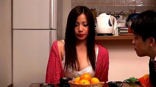 はたから見れば、コタツに入りながら日常会話を交わす3人、しかし！