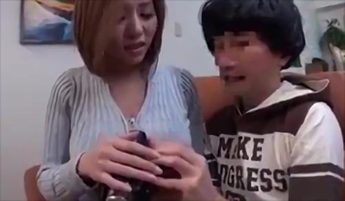 『隠し撮り』そのネタで脅して強引にファックしてしまう、乳揉み、クンニ、フェラ、電マ責め…次第にエスカレートする二人のワルサ、目隠しされたるりは！