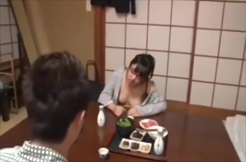 『淫乱』でも、徐々に酔っぱらってきた女上司の浴衣がはだけノーブラ生巨乳が丸見え、もちろん、説教どころじゃなく、生巨乳ガン見でフル勃起、それ！