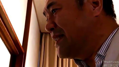 お客さんも多く、経営は順調、しかし、夫の浮気が原因で31年間セックスレス、ある日、夫が新聞の購読を強引に解約するのを見た靖子は、苛立ちを隠せない・・・！