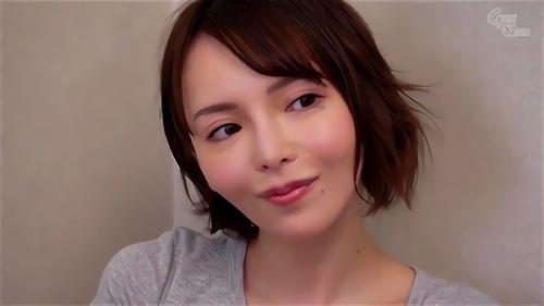衝撃のスレンダー人妻・里緒菜が早朝から乳首とアソコをチラ見せしてくる、ちょっぴりSっ気のある里緒菜ちゃんは、とってもスケベで、そのスキンシップはまるでプロレス！