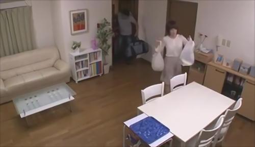 『性奴隷』その身体に手を伸ばしてしまう、最初は戸惑う姉だったが断り切れず手コキやフェラをすると、エキサイトする弟の要求はしだいにエスカレート！