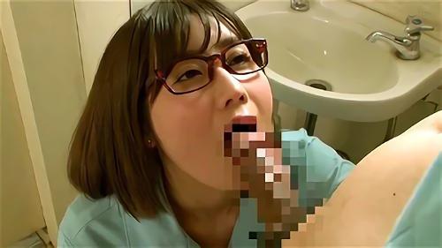 彼女のお客さんがアダルトビデオに出演しているという話を聞き、よく一緒にいる私が真偽を確かめる役をさせられた、里穂はAVに出演していることをあっさり認めただけでなく！