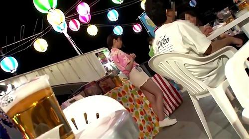 今回は真夏にバイトに励む看板娘を狙う、海の家の美尻娘、ガソリンスタンドの敏感娘、お祭りの的屋の元気娘、ビアガーデンの美少女、しかも撮り下ろし満載！