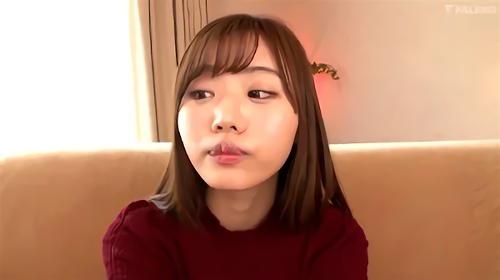 『デビュー』表紙に抜擢された女子大生が独占リリース、カメラの前で全裸を披露し、ヨダレを垂らしながら巨根を咥え、秘部を指でかき回されると大量潮吹き、膣奥にチンポを押し込まれると全身を噴き上げながら絶頂を迎える！