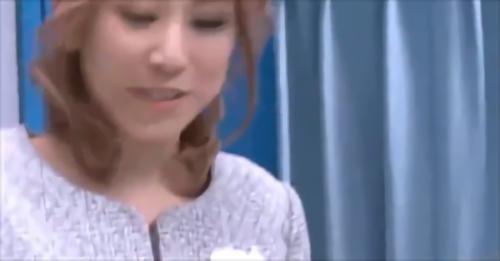 『巨乳』乳首をクリクリにして感じるジレンマな人妻さんはチ○ポに愛おしそうにしゃぶりつき…イケナイ事だと知りつつも他人のチ○ポを求めちゃう、！