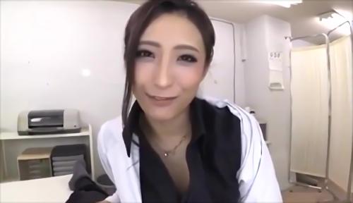 『S女』包茎に悩む男性患者を明るい笑顔で優しく診察し、EDカウンセリングではその反応を楽しむかのようにペニスの皮をつまんだり、伸ばしたり、！