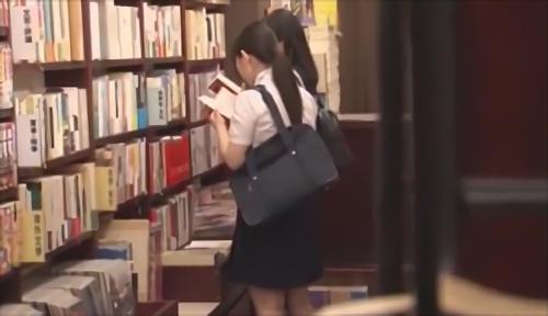 『ドラッグ』真面目で清純そうな女子校生が激しくイキまくる！ビャクをたっぷり塗ったチンポで真剣に参考書を選んでいる女子校生が、後ろからパンティを！