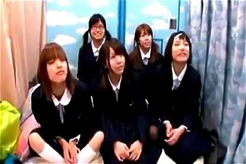 原宿・竹下通りでゲットされた、今回は北海道から来たどさん子たち、おみやげ代と引き換えに、生まれて初めて他人に裸体をさらし！